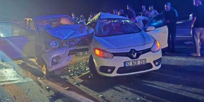 Bingöl’de  otomobil ile pikap çarpıştı: 1’i ağır 3 yaralı