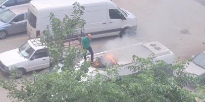 Park halindeki aracın tavanında çıkan yangına vatandaşlar müdahale etti