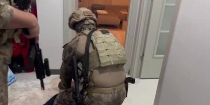 Özel harekat destekli operasyonda firarinin evine koçbaşıyla girildi