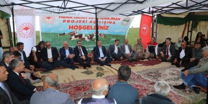 Kars’ta bin 200 dekarlık meraya 12 ton gübre, 41 üreticiye 6 bin 150 kilogram korunga tohumu desteği