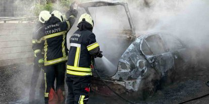 Müstakil evin otoparkında alev alan otomobil küle döndü