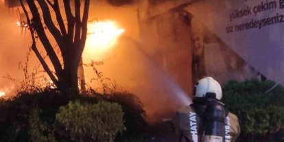 İskenderun’da iş yeri alevlere teslim oldu