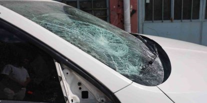 Sokağa park ettiği milyonluk otomobilini komşusu parçaladı