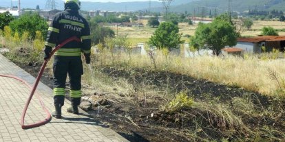 Menteşe’de  yol kenarına atılan sigara izmariti yangın çıkardı