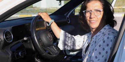 Annesinin mezarını ziyaret edebilmek için 56 yaşında ehliyet aldı, sevincini Kafkas dansıyla kutladı