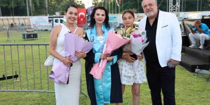 Kızının kanseri yendiği gün üniversiteden dereceyle mezun oldu