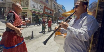 Roman vatandaşların müzikli eğlencesi renkli görüntülere sahne oldu