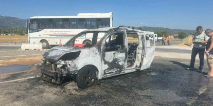 Muğla’da seyir halindeki araç alev alev yandı