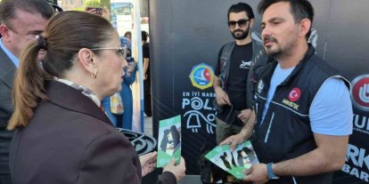 Vali çocuklarla çizgi film izledi, dijital bağımlılığa karşı uyardı
