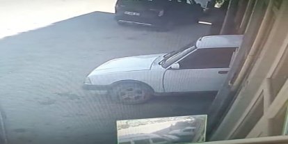Tamir etmek istediği otomobilin altında kaldı