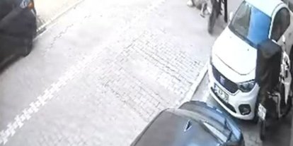 Gaza fazla basınca motosiklet ön kaldırarak ileri fırladı, yoldan geçen kadına çarptı