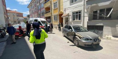 Motosiklet hareket eden otomobile çarptı: Anne ile kızının yaralandığı kaza kameraya yansıdı