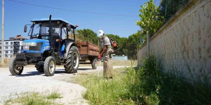 Karaali’de yol kenarları temizlendi