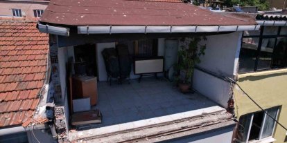 Fatih Laleli’de binadan kopan beton ve metal parçalar yere düştü, facianın eşiğinden dönüldü