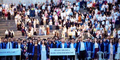 Stadyumu dolduran aileler, çocuklarının mezuniyet heyecanına ortak oldu