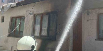 Müstakil evin çatısına çıkan yangın büyümeden söndürüldü