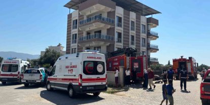 Çatıdaki kartonlar alev aldı, 4 kişi dumandan etkilendi