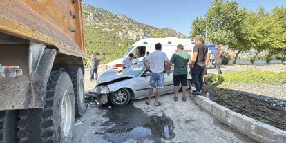 Kamyona arkadan çarpan genç sürücü yaralandı