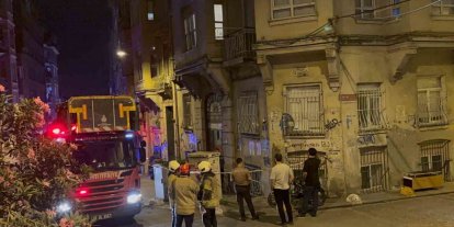 Beyoğlu’nda binada kısmı çökme meydana geldi: Bina sakinleri tahliye edildi