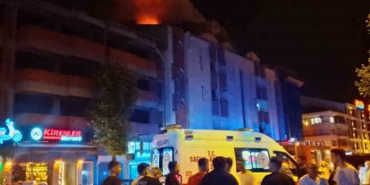 Çaycuma’da 4 katlı binanın çatısında yangın
