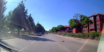 Kara yolunda mahsur kalan kaplumbağasına yardım eli