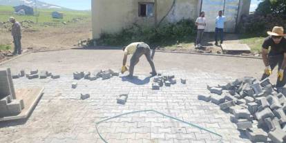 Kars’ta köylerde kilit parke taşı yol çalışmaları başladı