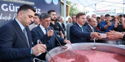 Erzincan’da vatandaşlara aşure ikram edildi
