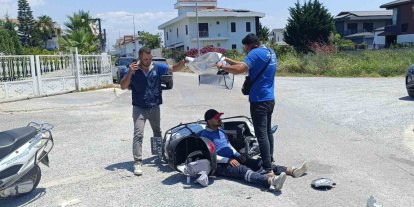 Kaza yapan mesai arkadaşlarını güneşten korumaya çalıştılar
