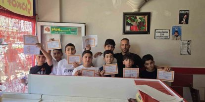 Çermik’te takdirini alan öğrenciler dürümcüye koştu