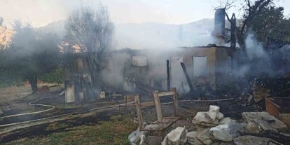 Tek katlı ev yangın sonrası harabeye döndü