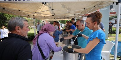 Yunusemre’de aşure bereketi mahalle mahalle yayılıyor