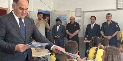 Çankırı’da öğrenciler karnelerini protokol üyelerinden aldı