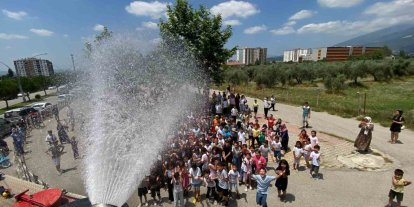 Karne şenliğinde itfaiyeden serinleten sürpriz