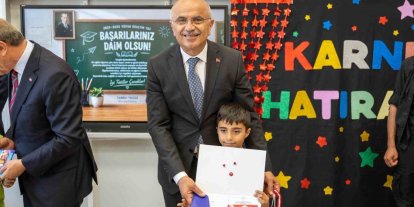 Başkan Er öğrencilerin karne heyecanına ortak oldu