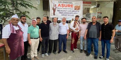 Cemaat ve esnaflar imece usulü ile hazırladığı  2 bin kap aşureyi dağıttı