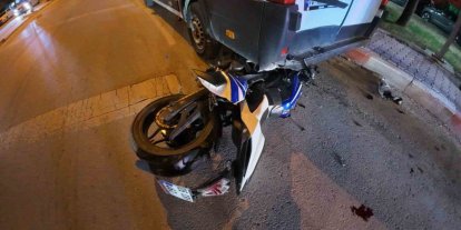 Motosiklet sürücüsünün ölümden döndüğü kaza kamerada