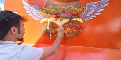 Tavşanlı’da yaşayan ressam karavanı sanat eserine dönüştürdü