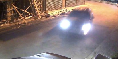 Kontrolden çıkan araç park halindeki motosiklet ve arabaya çarptı: O anlar kamerada