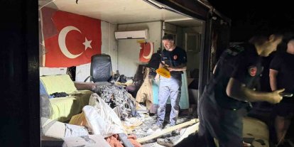 Direğe çarpan otomobilin motoru fırlayıp işçilerin kaldığı barakaya uçtu: 1 ağır yaralı