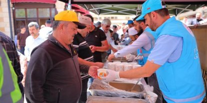 Bayburt’ta vatandaşlara aşure ikram edildi