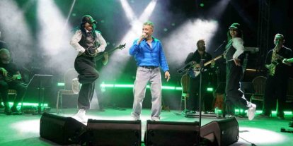 Resul Dindar hem sahneden indi hem de sürpriz düetler yaptı