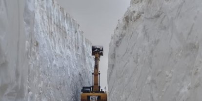 Yüksekova’da yaz mevsiminde 6 metrelik kar tünellerinde çalışma