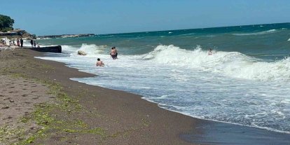 Akçakoca’da dalga boyu 2 metreyi aştı