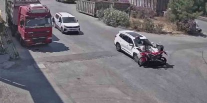 15 yaşındaki çocuğun kullandığı otomobil motosiklete çarptı, sürücü ağır yaralandı
