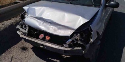 Direksiyon başında baygınlık geçiren sürücü refüje çarptı: 1 yaralı