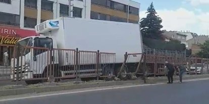 Markete giren sürücü el frenini çekmedi, faciadan dönüldü