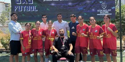 Cizreli kadınlar "5x5 Sokaklar Bizim" futbol turnuvasında bölge şampiyonu oldu