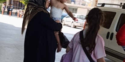 Üzerine kaynar çay dökülen çocuk hastaneye kaldırıldı