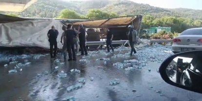Su yüklü tır hızlı tren köprüsü ayağına çarptı : Sürücü hayatını kaybetti