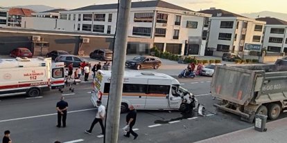 Kamyona arkadan çarpan servisin sürücüsü ağır yaralandı